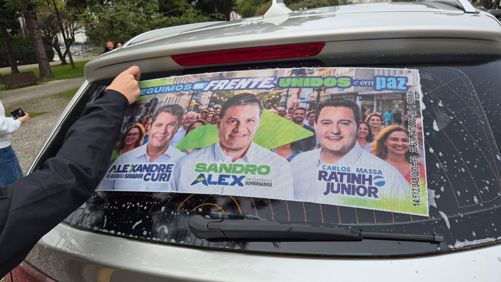 Adesivaço reúne apoiadores em Curitiba após Justiça manter realização do evento