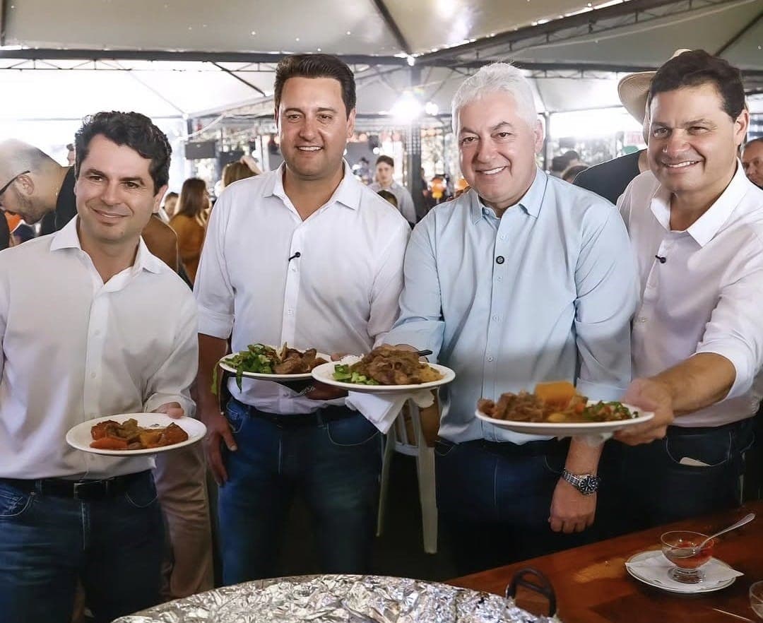 O buraco do carneiro ficou pequeno para tanta gente querendo dar uma garfada