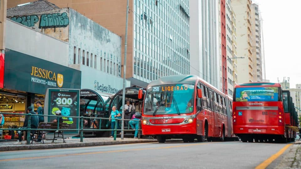Curitiba insiste no passado enquanto o futuro aponta para os trilhos: o metrô deixou de ser uma escolha e passou a ser uma necessidade