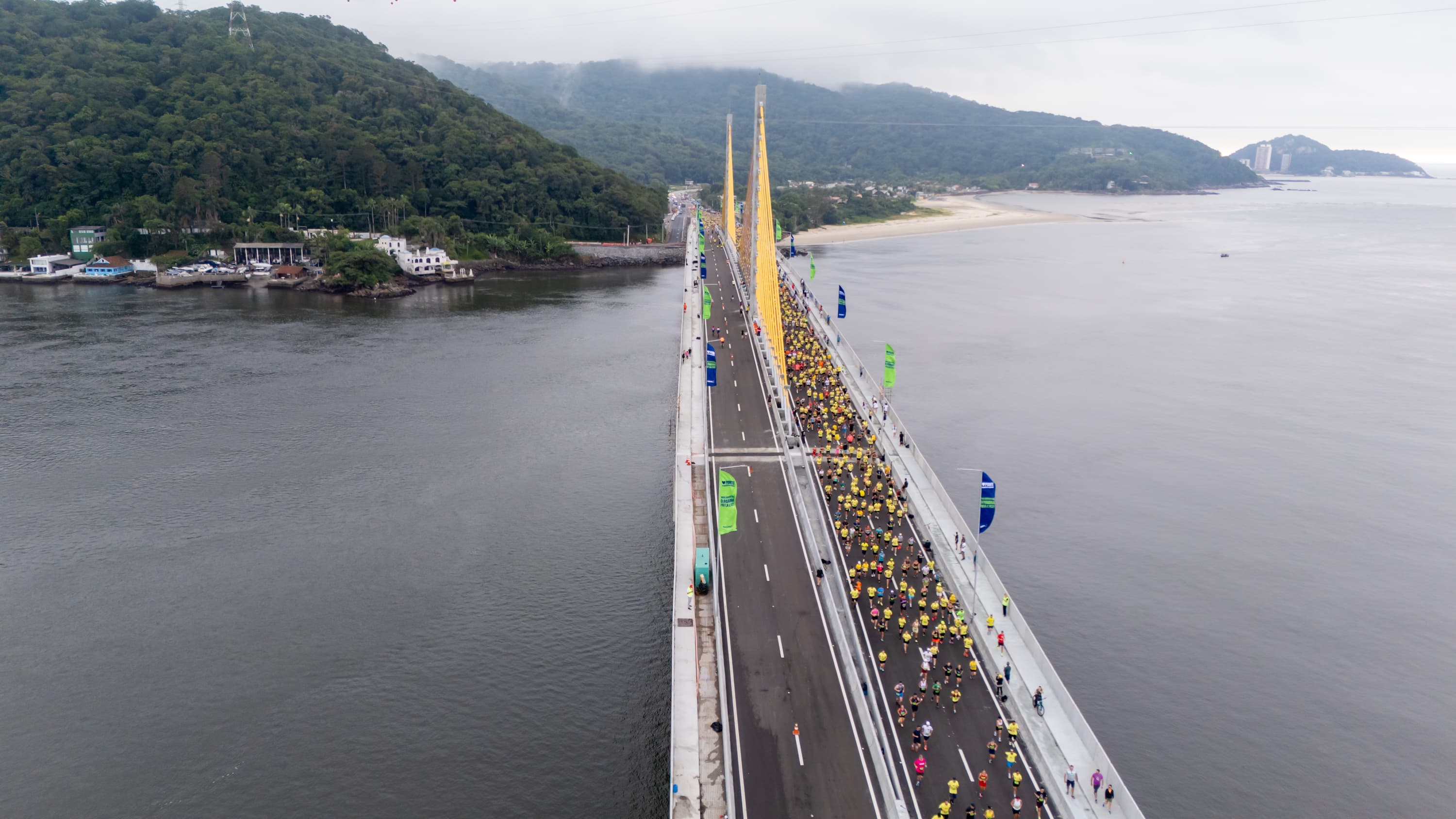 Atletas corredores de todo o Estado cruzam a Ponte de Guaratuba na 1ª Maratona Internacional do Paraná