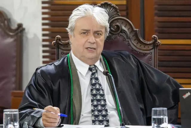 A possível aposentadoria de Maurício Requião pode abrir uma das disputas mais importantes da política paranaense