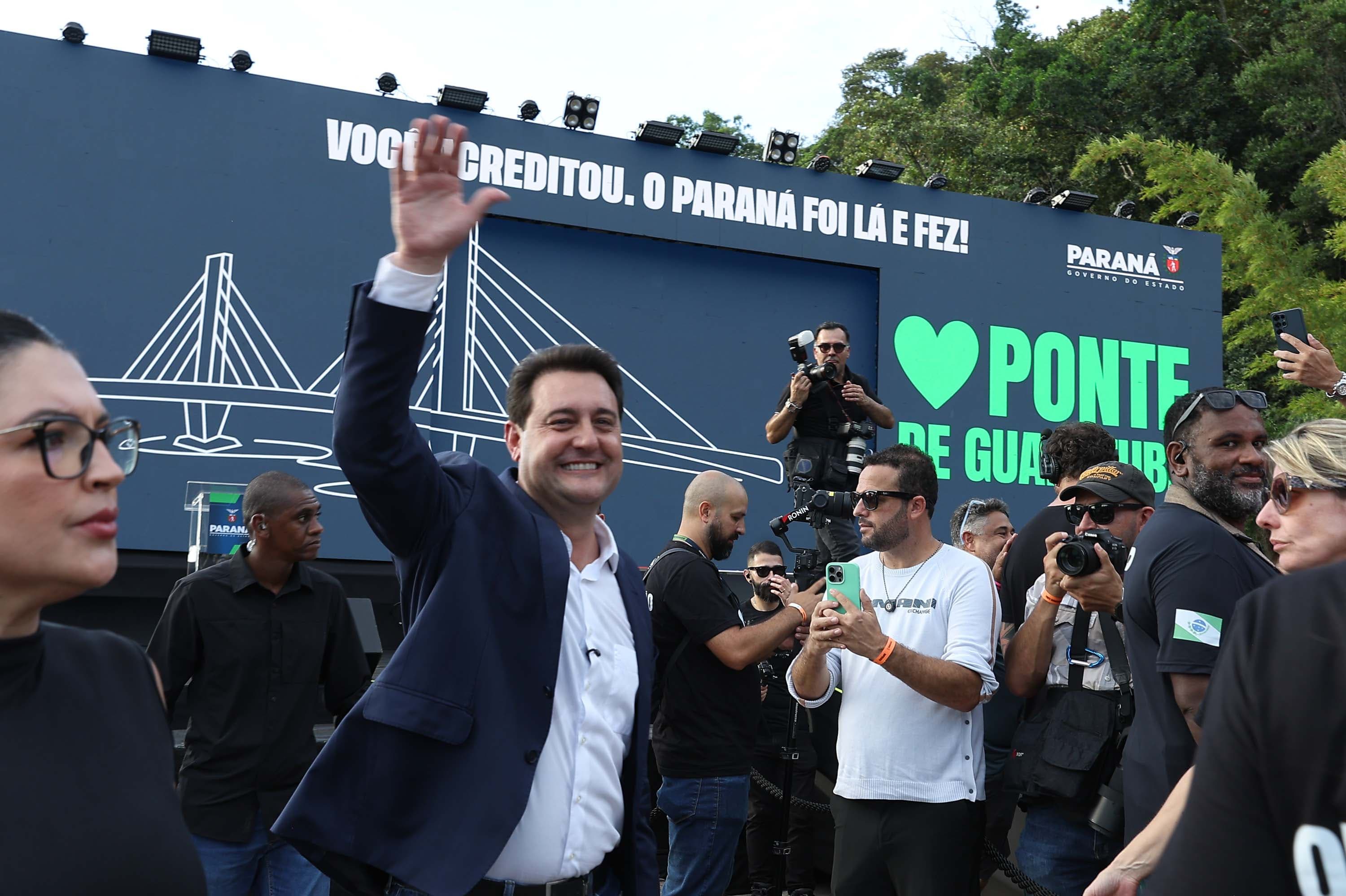 A ponte, as pessoas e o momento: quando a obra se transforma em símbolo