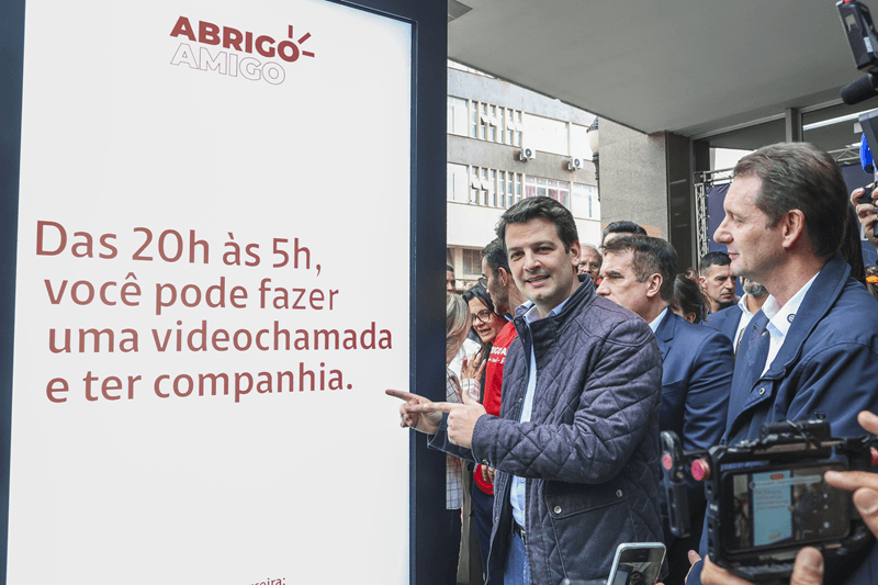 Curitiba instala o "Abrigo Amigo" para dar mais segurança nos pontos de ônibus